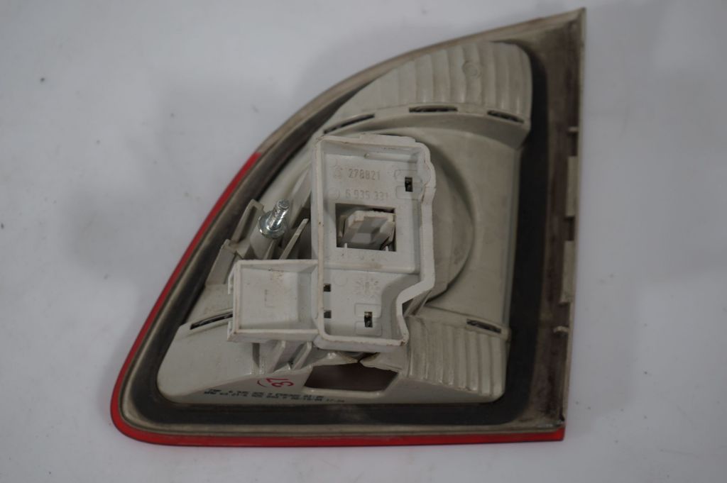 Tailgate rear/tail lights (8)