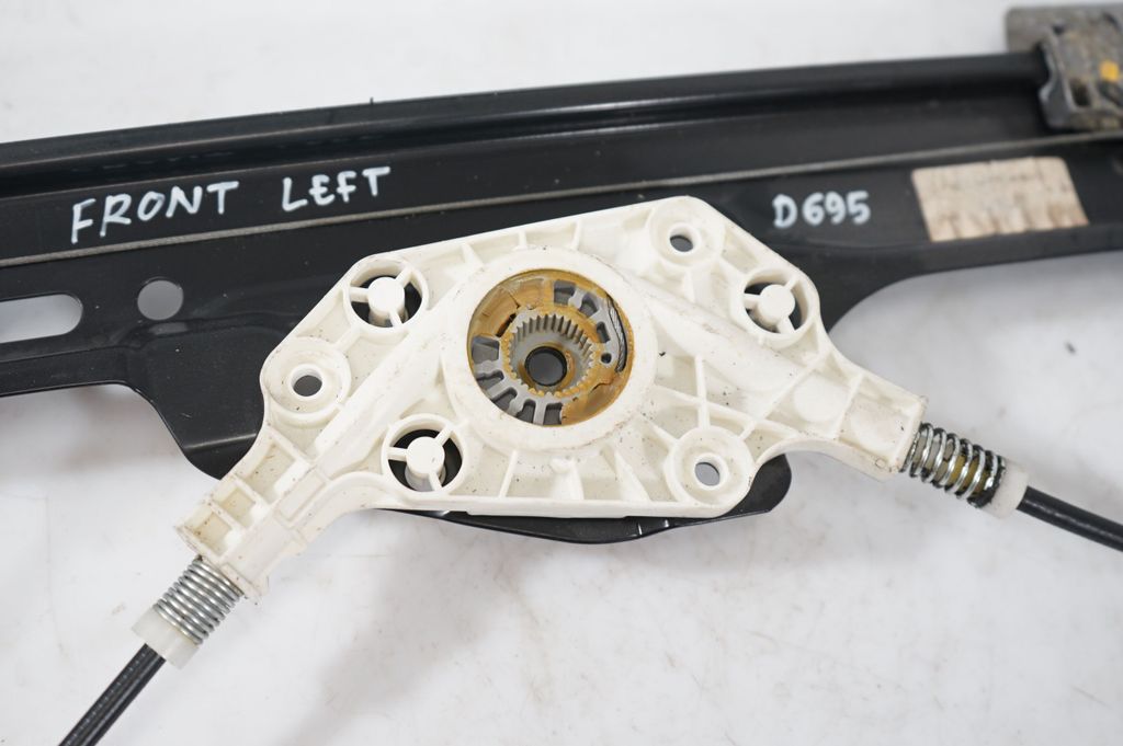 Front door window regulator with motor (8)