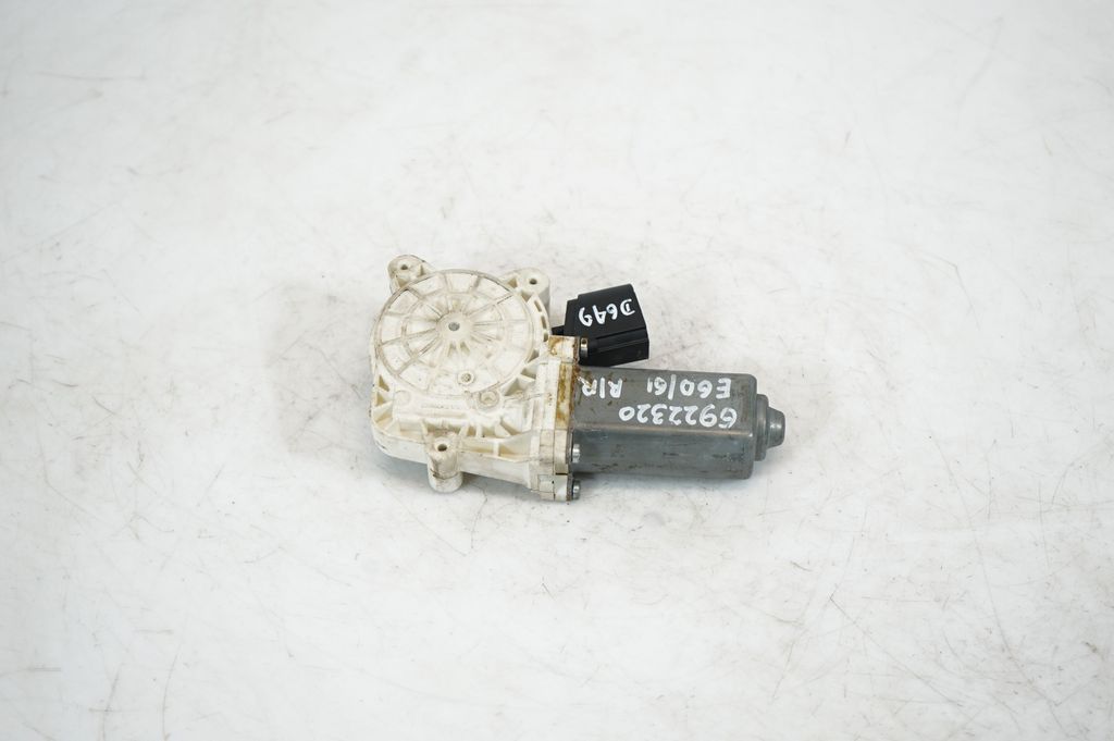 Rear door window regulator with motor (5)