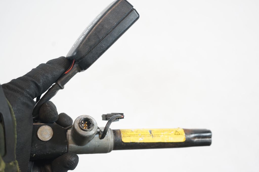 Rear seatbelt buckle (8)