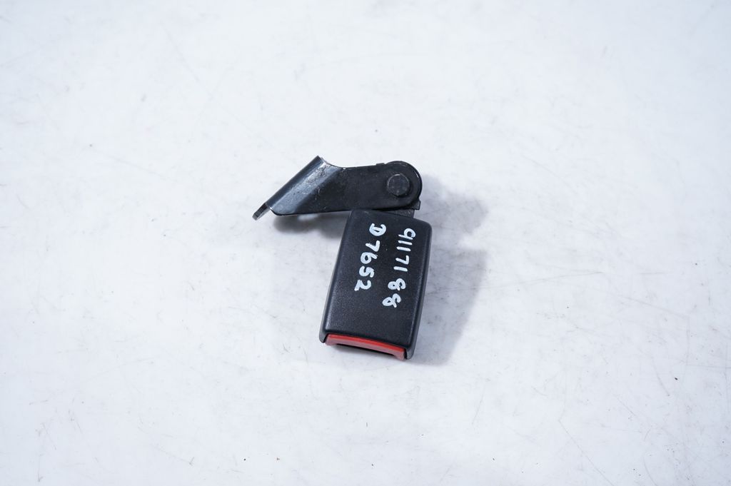 Rear seatbelt buckle (2)