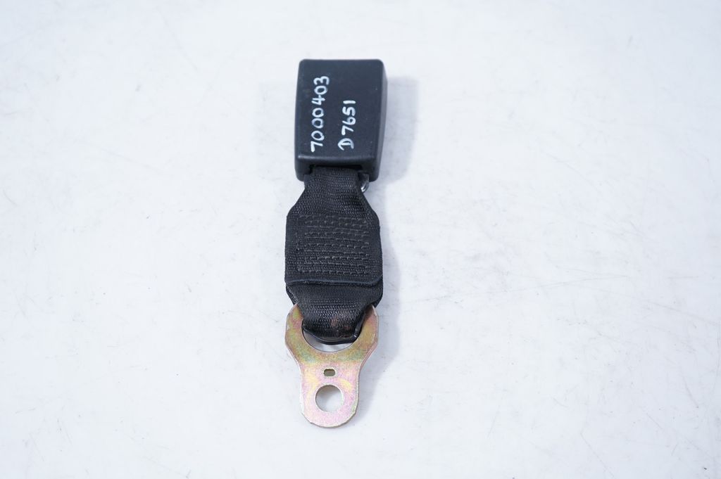 Rear seatbelt buckle