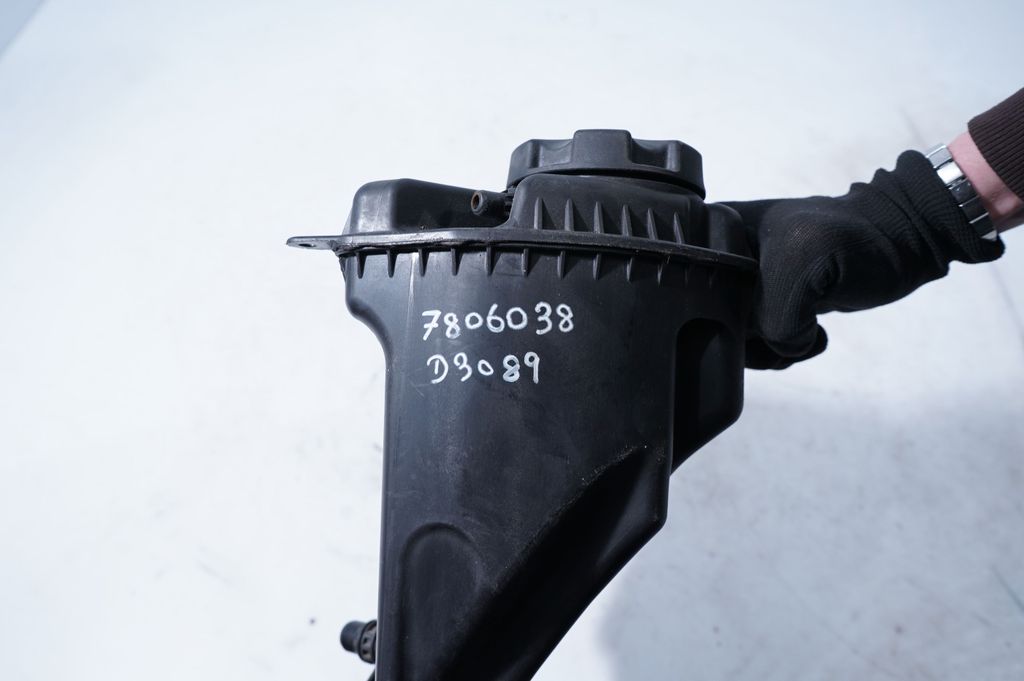 Coolant expansion tank/reservoir (7)