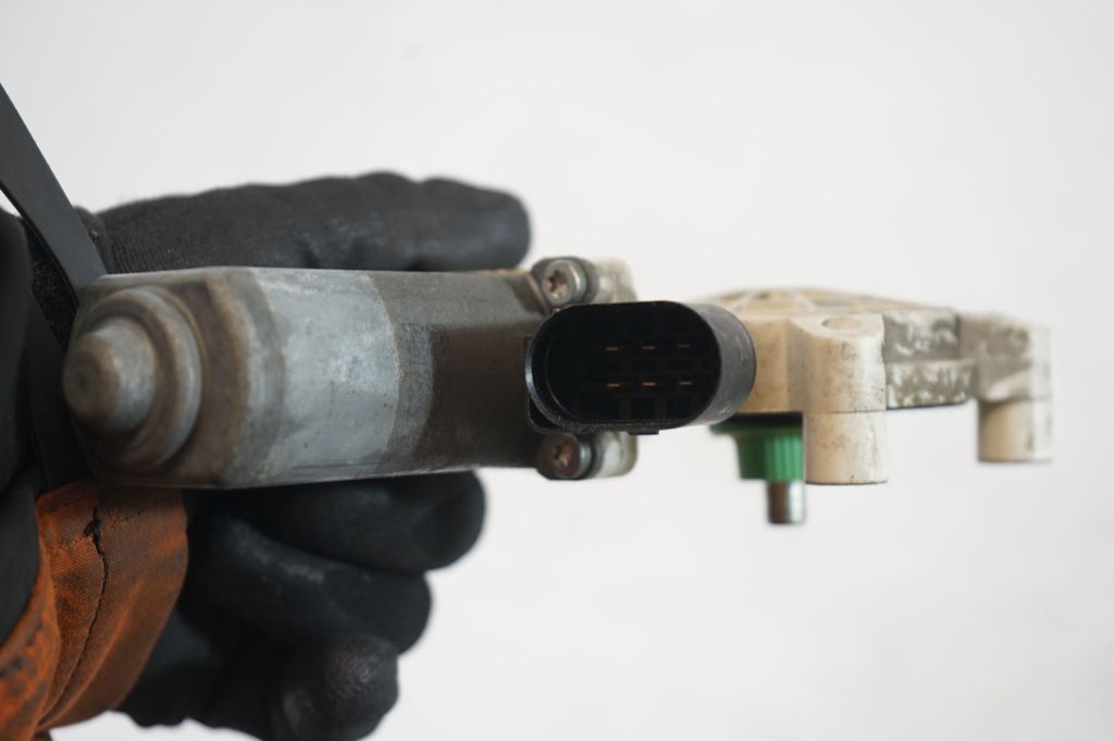 Rear door window regulator with motor (6)