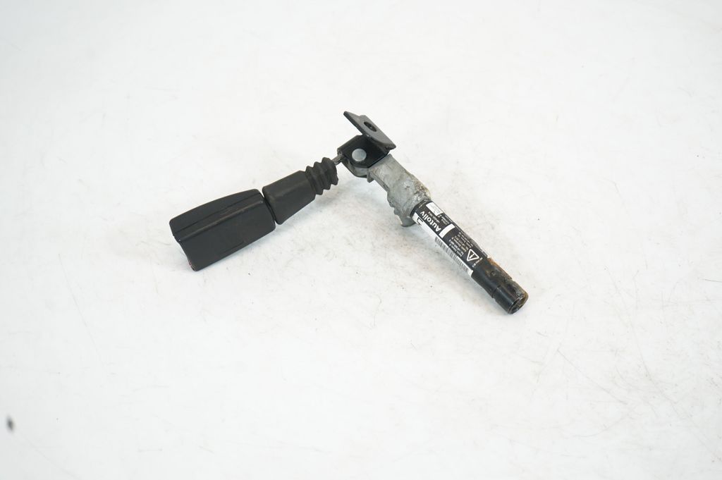 Rear seatbelt buckle (3)