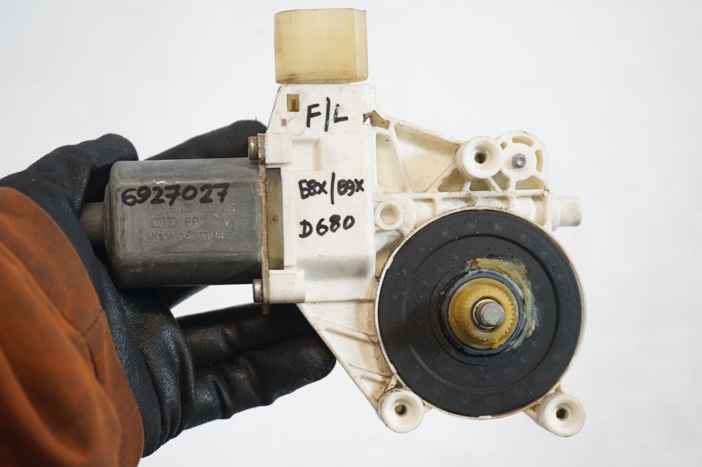 Front door window regulator with motor (8)