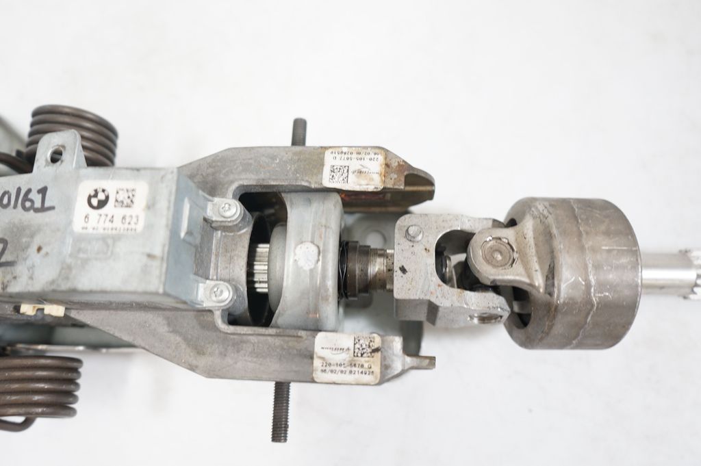 Steering wheel axle (9)