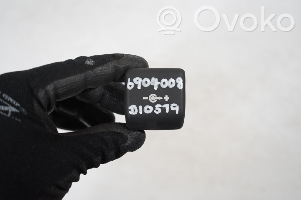 12 V Socket (rear) (7)