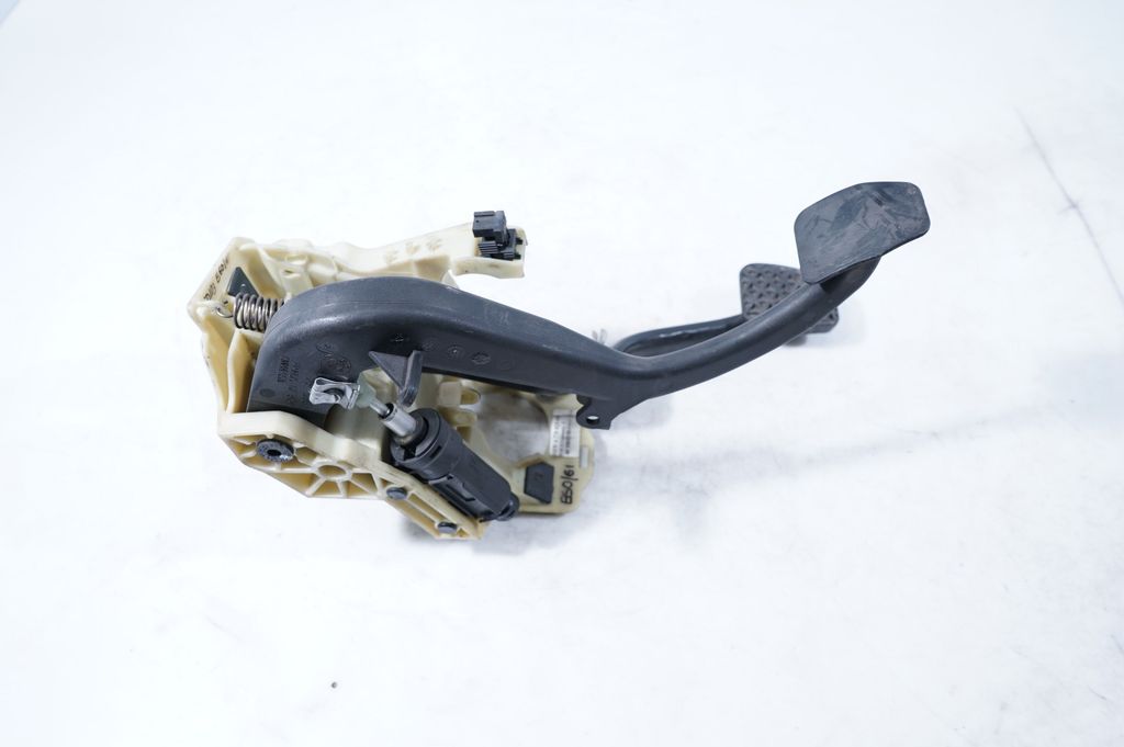 Brake pedal (3)