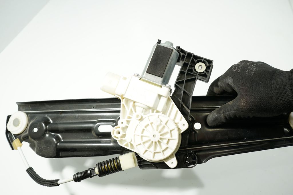 Rear door window regulator with motor (7)
