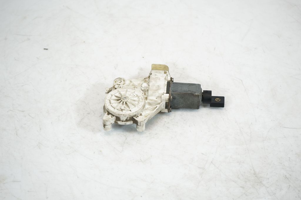 Front door window regulator motor (5)