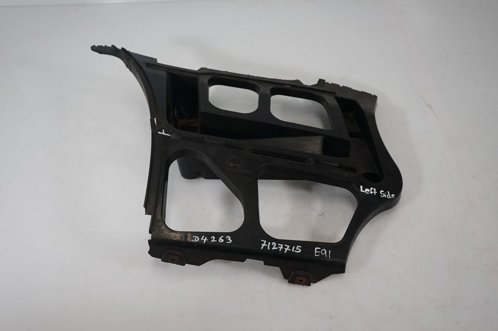 Rear bumper mounting bracket