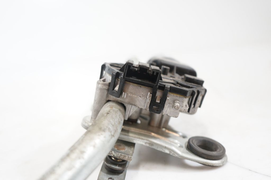 Front wiper linkage and motor (8)