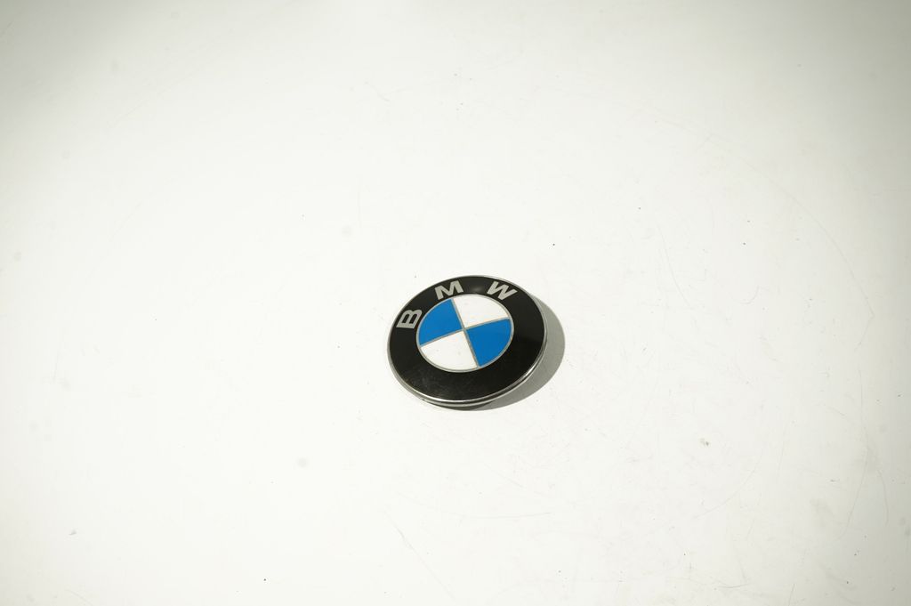 Manufacturer badge logo/emblem