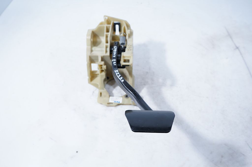 Brake pedal (4)