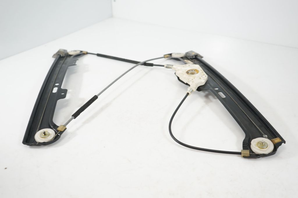 Front door window regulator with motor (6)