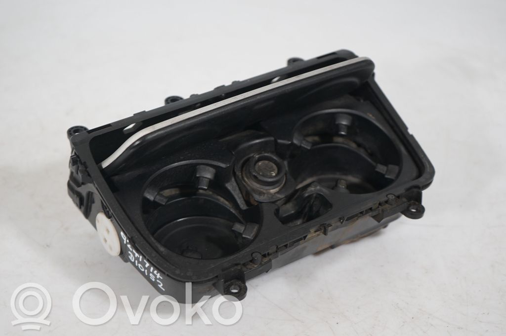 Cup holder front (8)