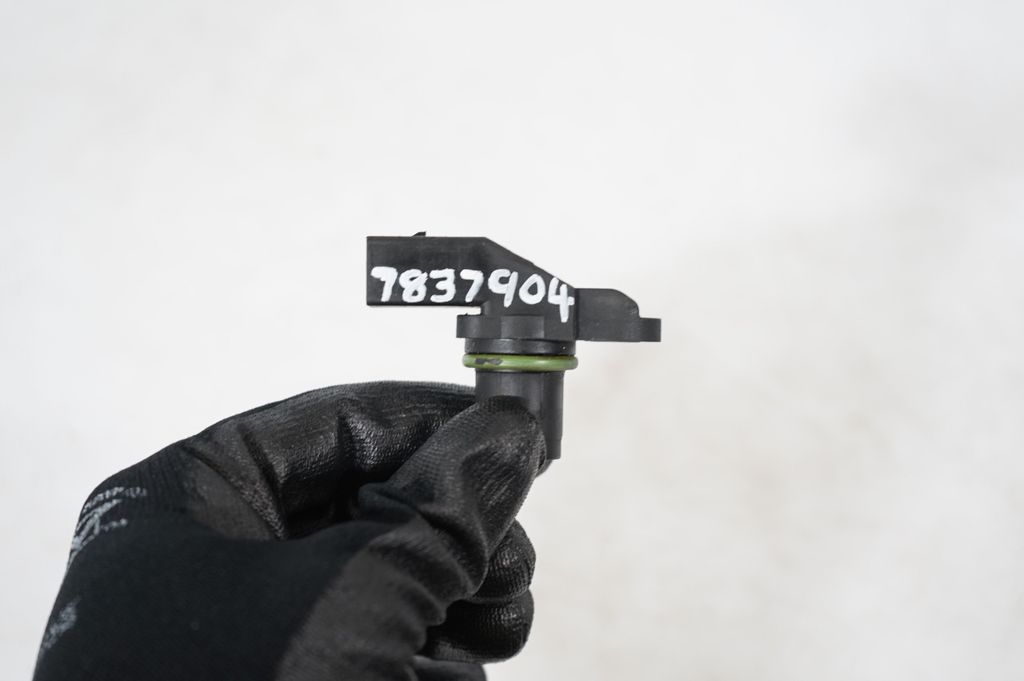 Camshaft position sensor (10)