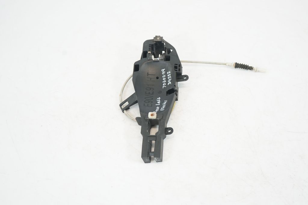 Rear door exterior handle/bracket (4)