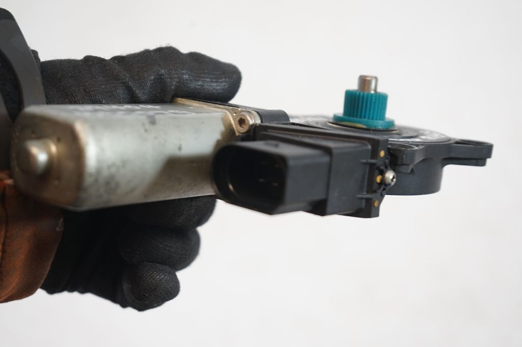 Rear door window regulator with motor (6)