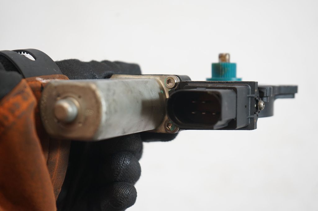 Rear door window regulator with motor (6)