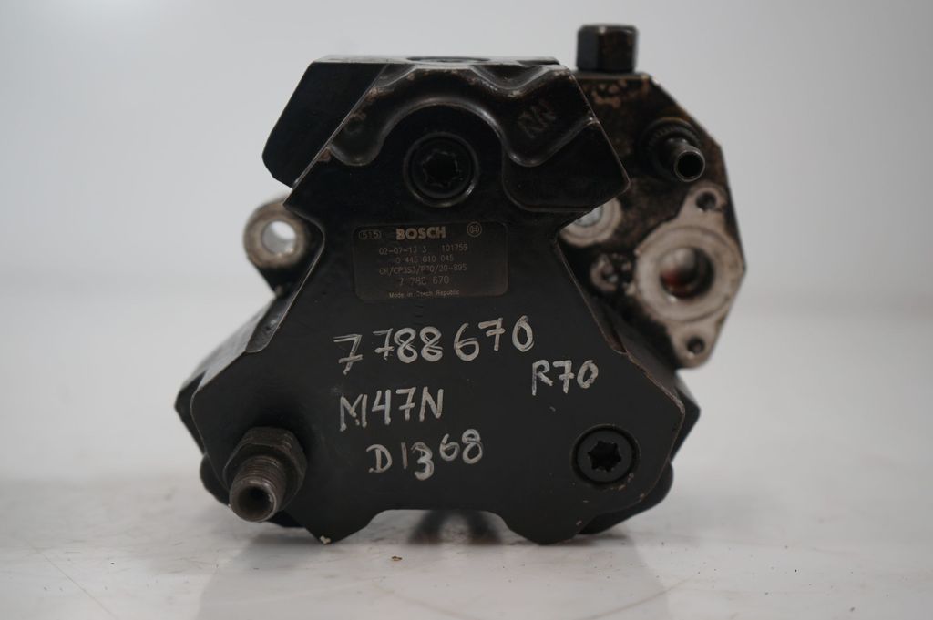 Fuel injection high pressure pump (10)