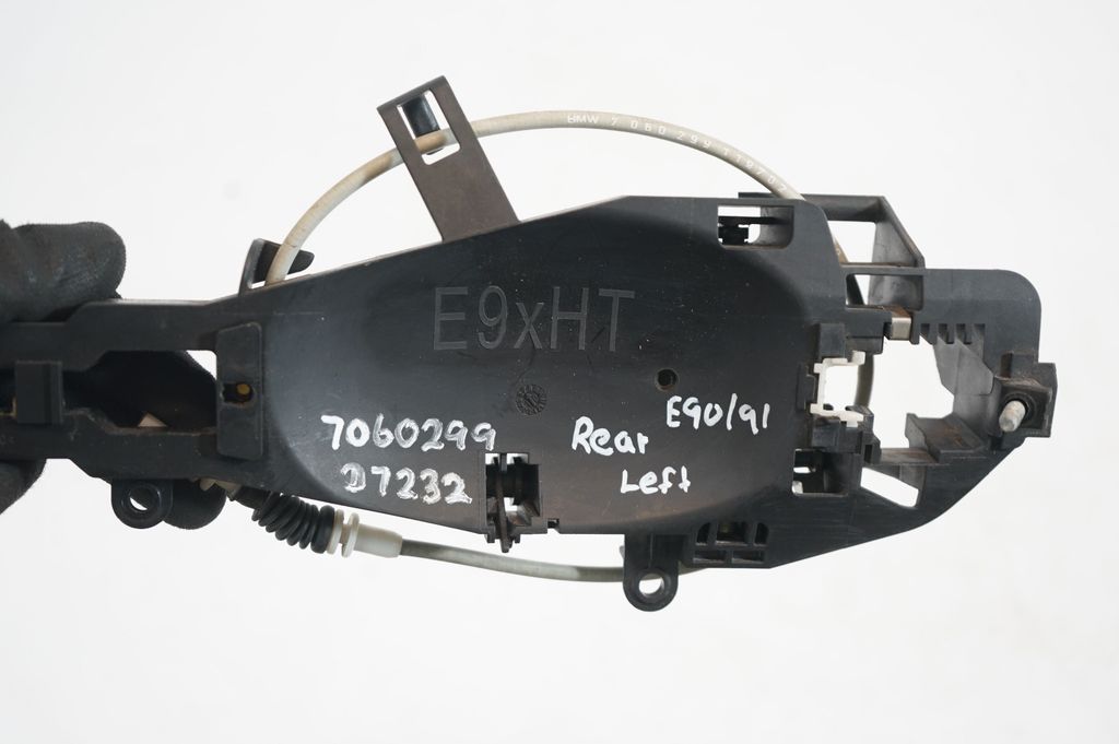 Rear door exterior handle/bracket (7)