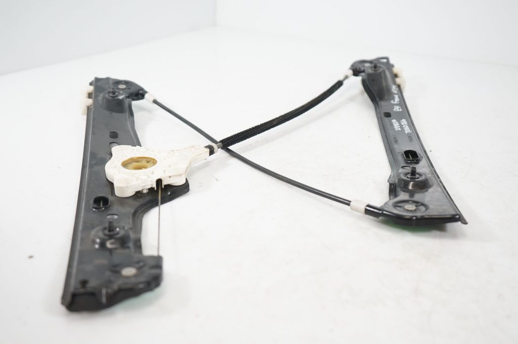 Front door window regulator with motor (7)