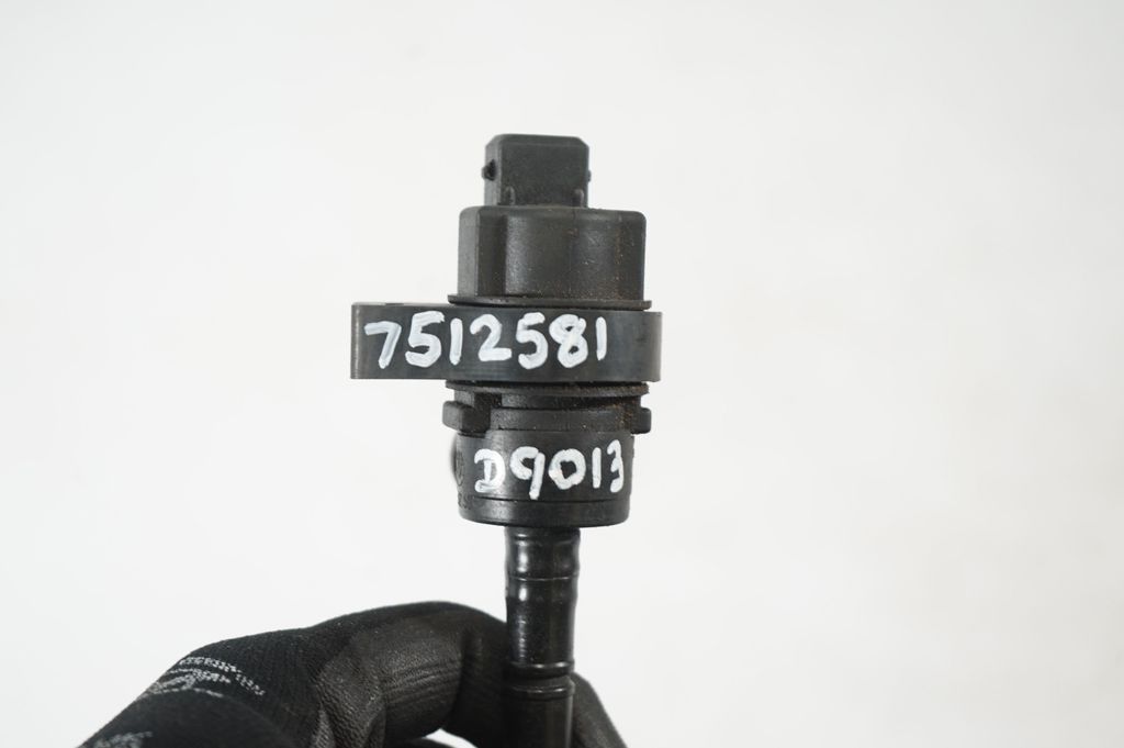 Fuel tank valve (10)