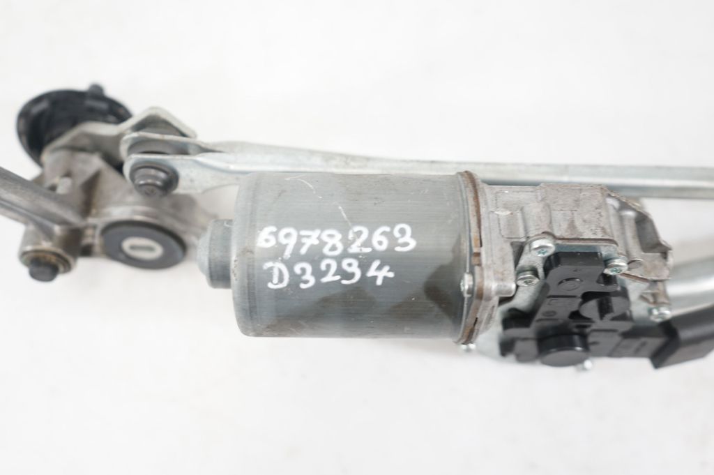 Front wiper linkage and motor (10)