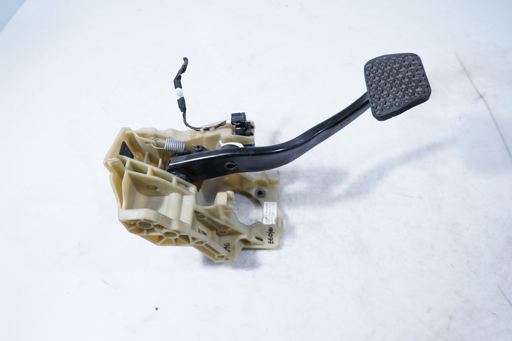 Brake pedal (3)