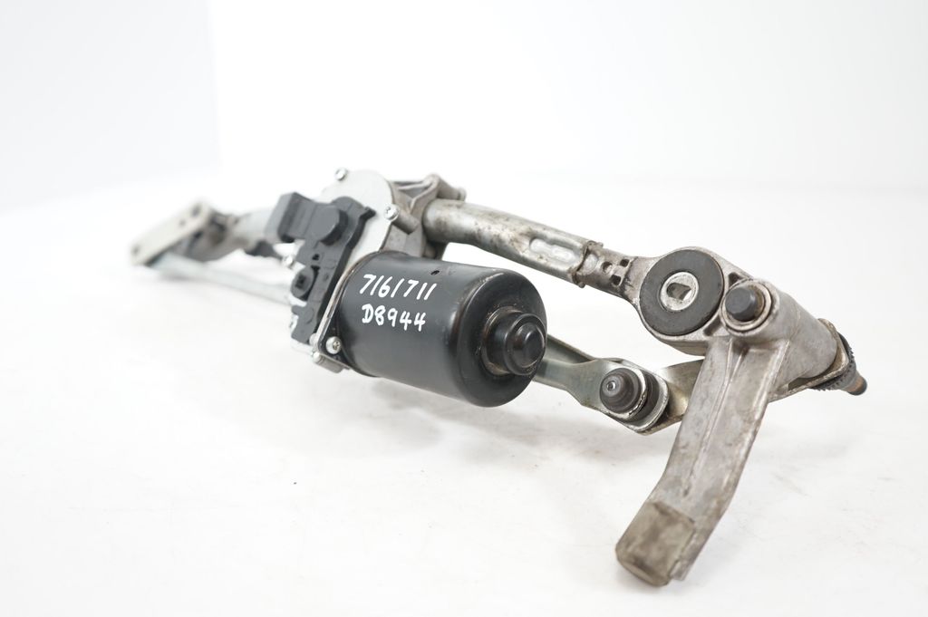 Front wiper linkage and motor (7)