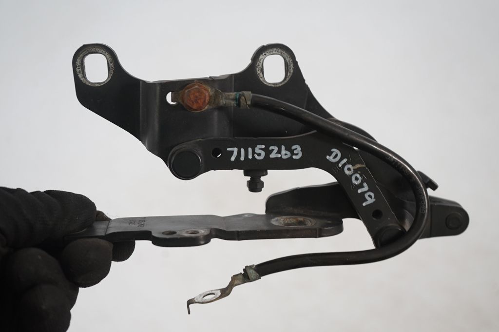 Engine bonnet/hood hinges (7)