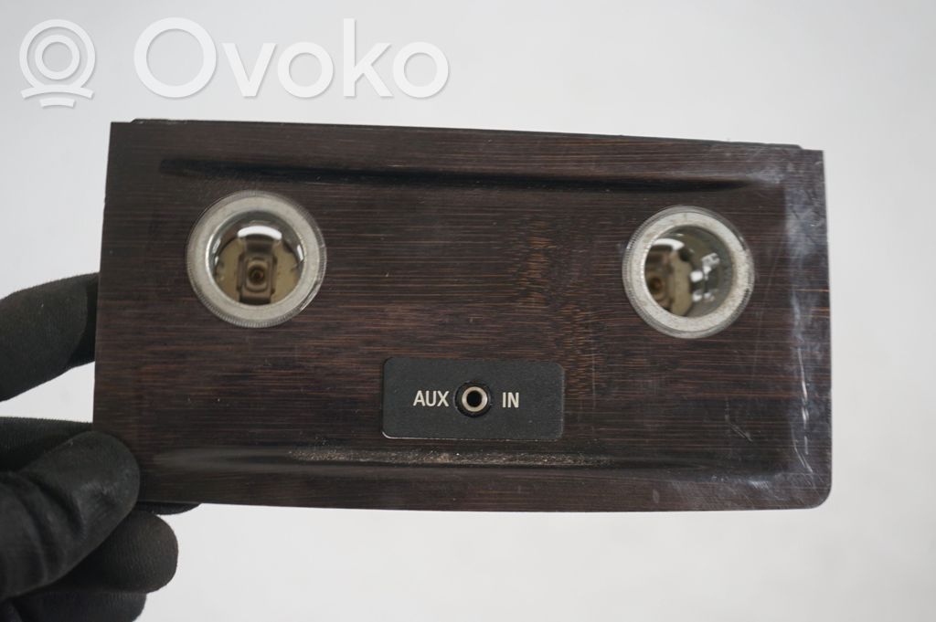 12 V Socket (rear) (6)