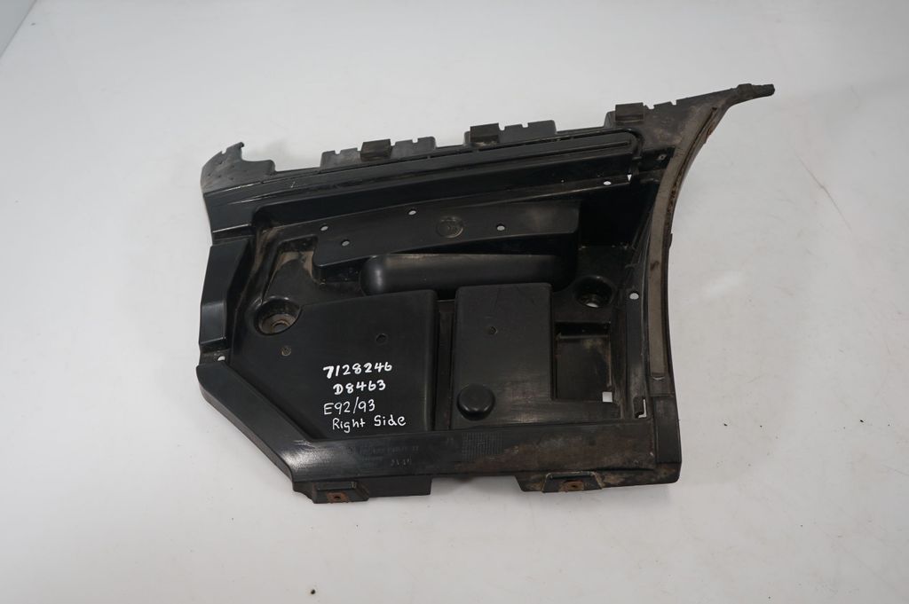 Rear bumper mounting bracket