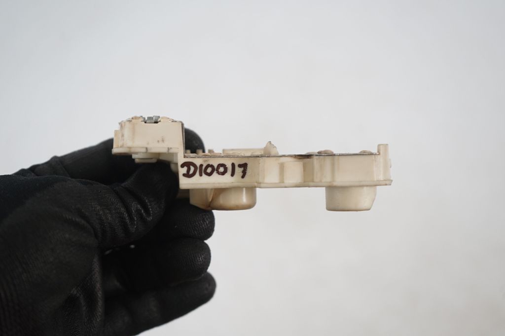 Tail light bulb cover holder (7)