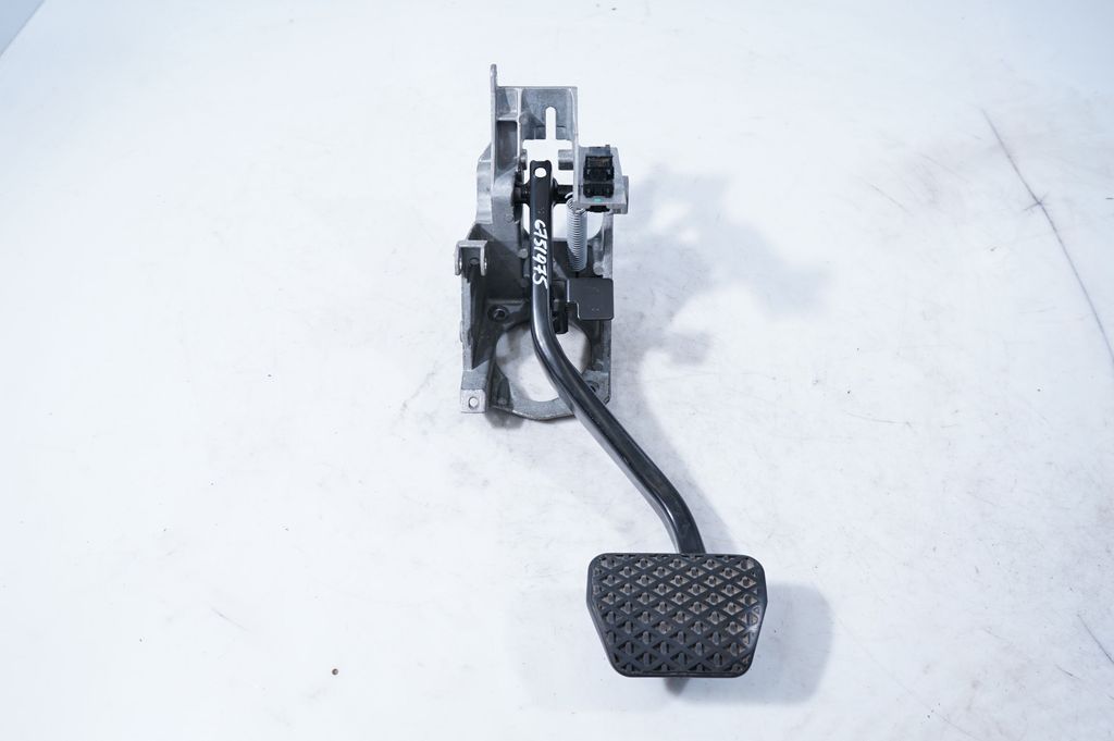 Brake pedal (4)