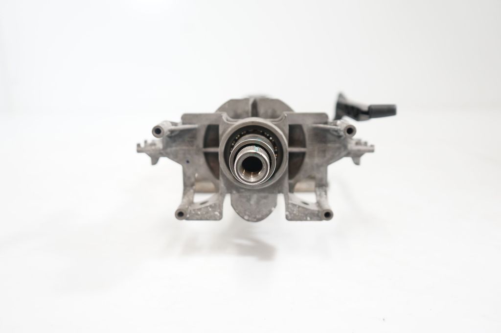 Steering wheel axle (9)