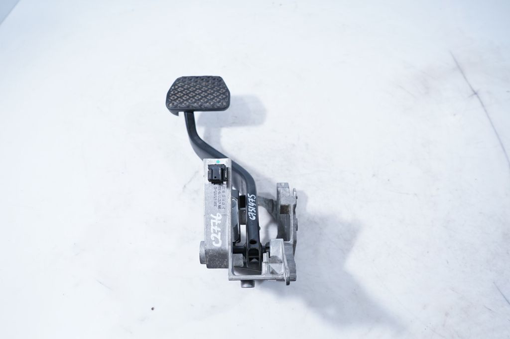 Brake pedal (2)