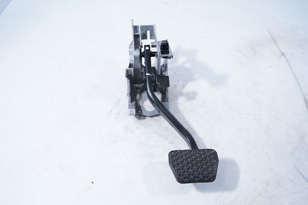 Brake pedal (4)