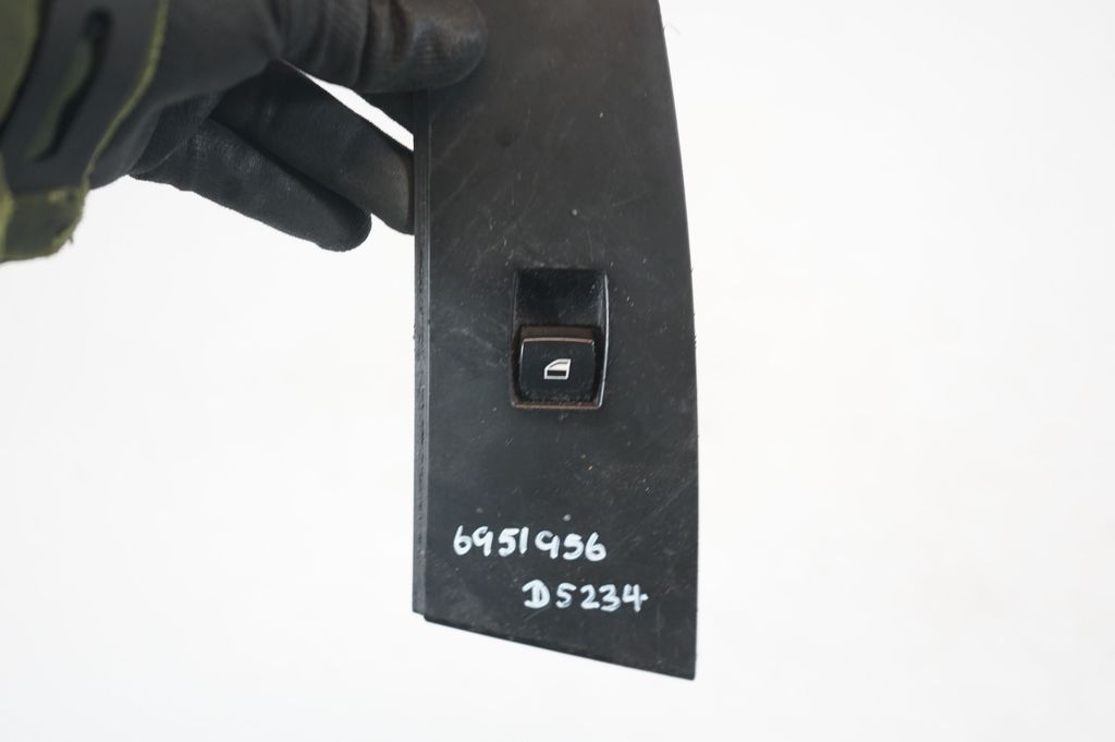 Electric window control switch (8)