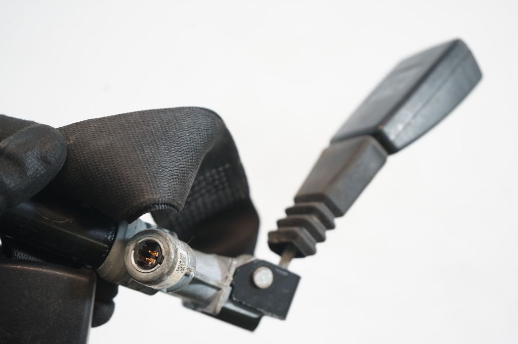 Rear seatbelt buckle (8)