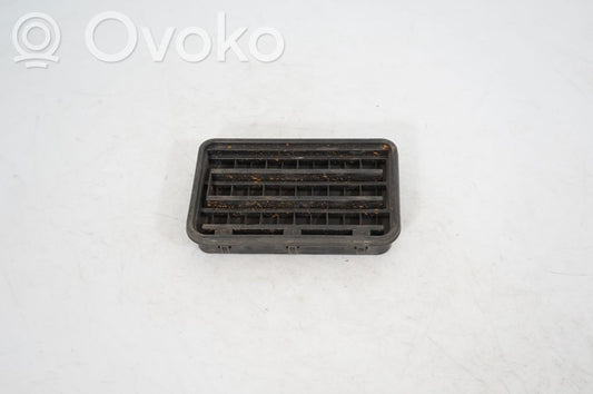 Quarter panel pressure vent