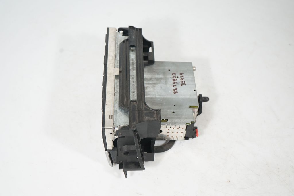 Radio/CD/DVD/GPS head unit (2)