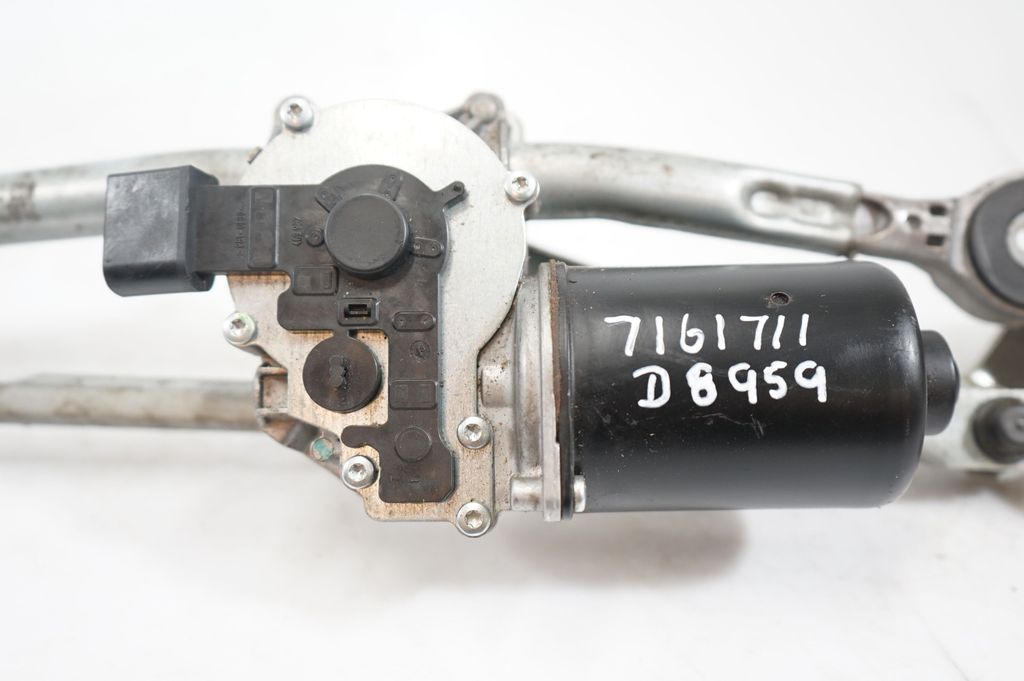 Front wiper linkage and motor (10)