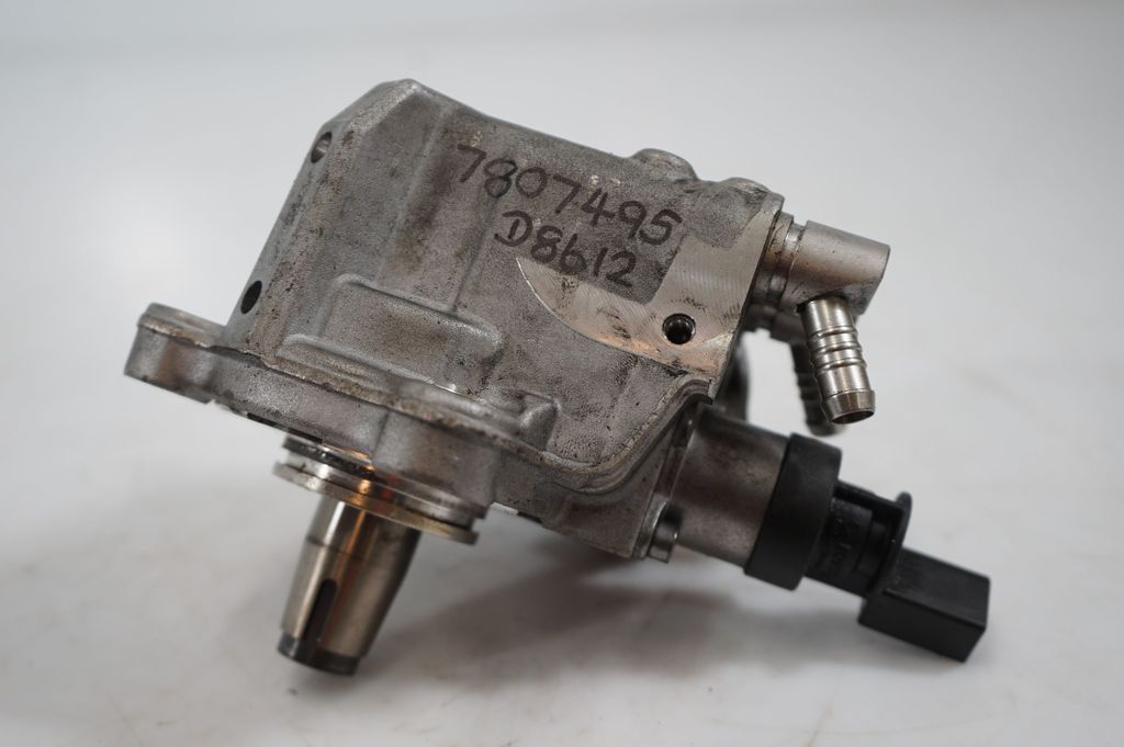 Fuel injection high pressure pump (10)