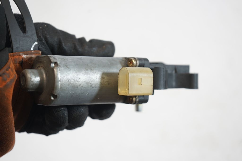 Front door window regulator motor (6)