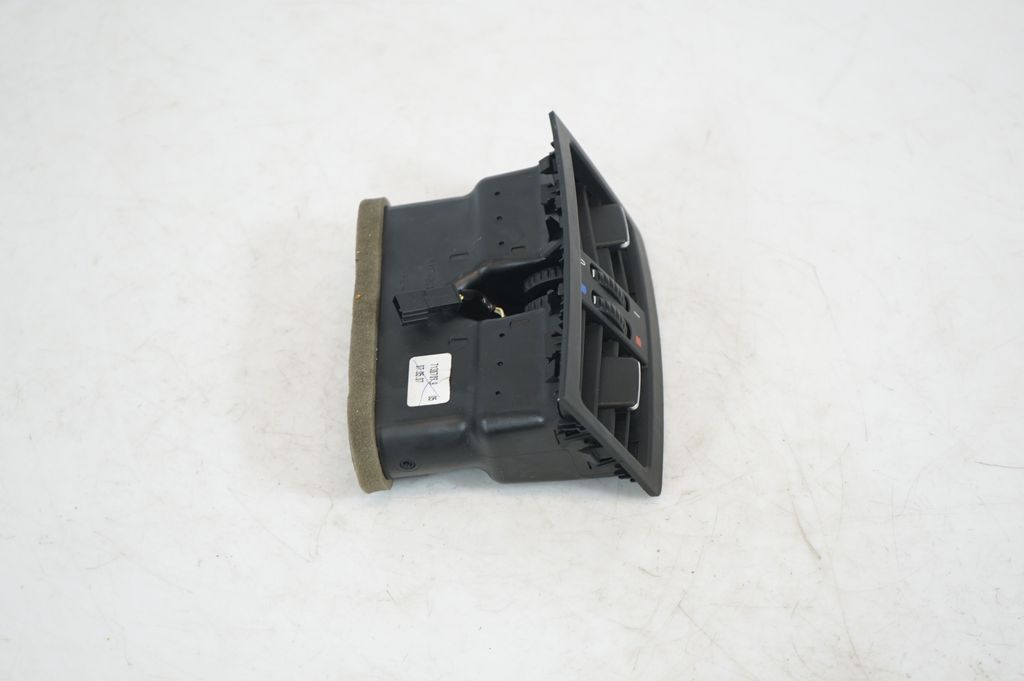 Rear air vent grill (4)