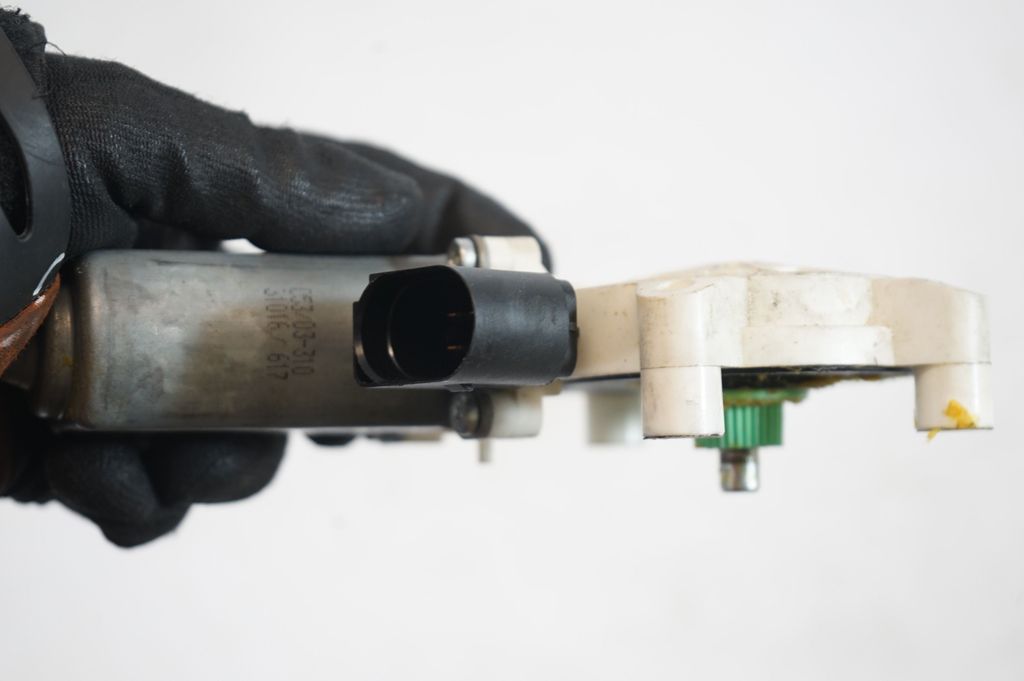 Front door window regulator motor (6)