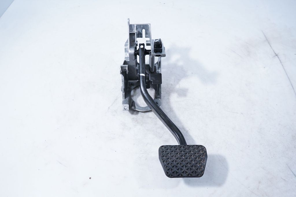 Brake pedal (4)
